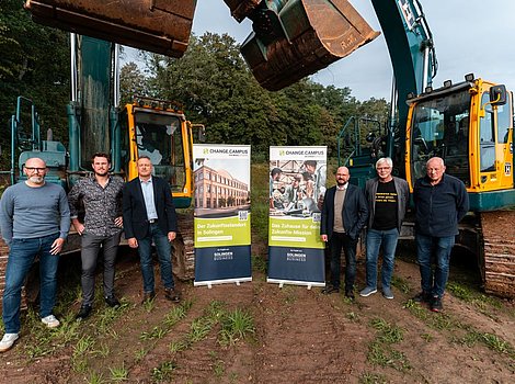Ingo Lückgen (Solingen.Business), Tobias Monheimius mit Vater Frank Monheimius, Achim Willke (GF Solingen.Business), Dieter Reichstein und Dirk Beckmann (beide TBS) starten mit der inneren Erschließung des Gewerbegebiets.