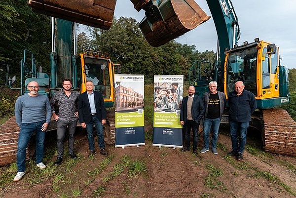 Ingo Lückgen (Solingen.Business), Tobias Monheimius mit Vater Frank Monheimius, Achim Willke (GF Solingen.Business), Dieter Reichstein und Dirk Beckmann (beide TBS) starten mit der inneren Erschließung des Gewerbegebiets.