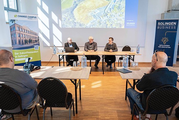 Das Plenum bei Pressekonferenz auf dem Change.Campus