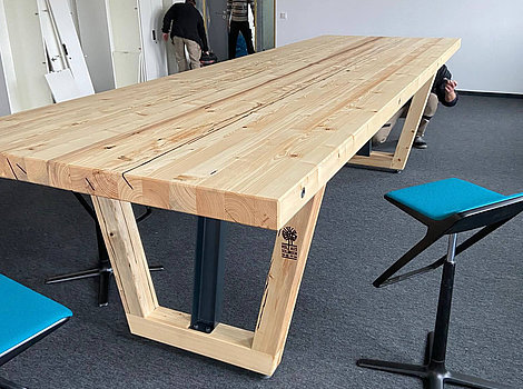 Foto: Tisch aus Solinger Holz für das Büro der Wirtschaftsförderung