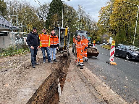 Foto: Bauarbeiten an der Straße beim Verlegen der Glasfaser