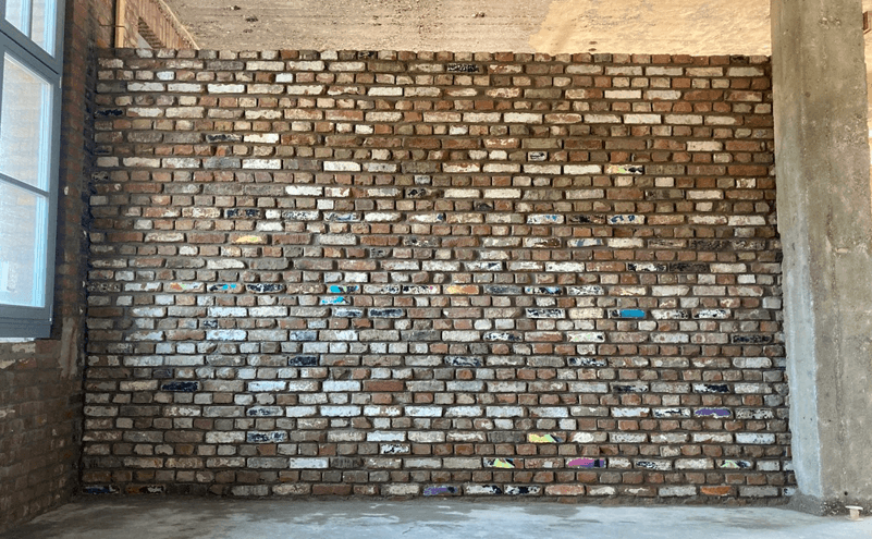 Foto: Recycling-Mauer in der Lehrwerkstatt