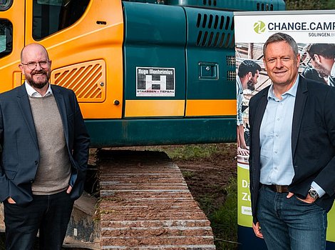 Achim Willke (Geschäftsführer Solingen.Business) und Frank Monheimius (Geschäftsführer des Tiefbauunternehmens Hugo Monheimius GmbH & Co. KG) freuen sich auf den Baubeginn der Erschließungsstraße.