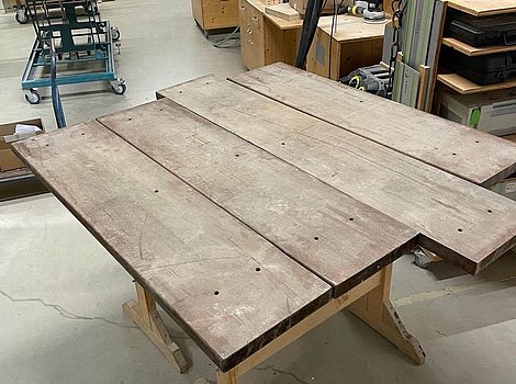 Foto: Alte Treppenstufen der Lehrwerkstatt werden aufbereitet