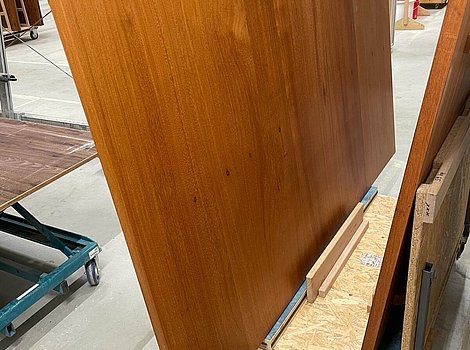 Foto: Aus den alten Treppenstufen der Lehrwerkstatt sind Tischplatten für Konferenztische entstanden