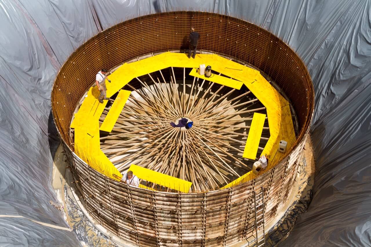 Foto: Bauprozess einer großen Wärmepumpe mit Eisspeicher